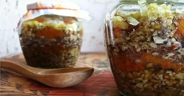 pähkinäseos hunajan kanssa tehokkuuden lisäämiseksi